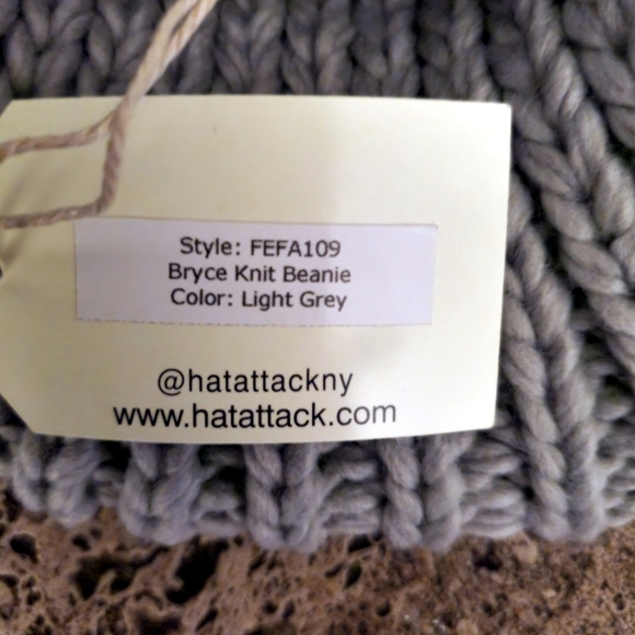 Hat Attack light Grey Knit Beannie with removable pom pom NWT - Picture 4 of 4